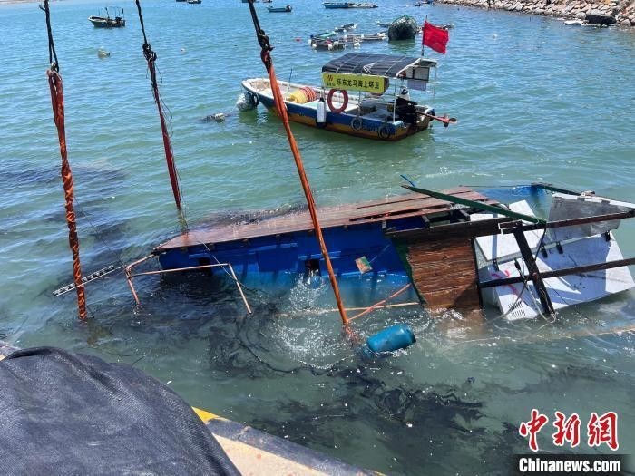6月15日，莺歌海一级渔港内沉没渔船正在被吊起。乐东消防救援大队 供图
