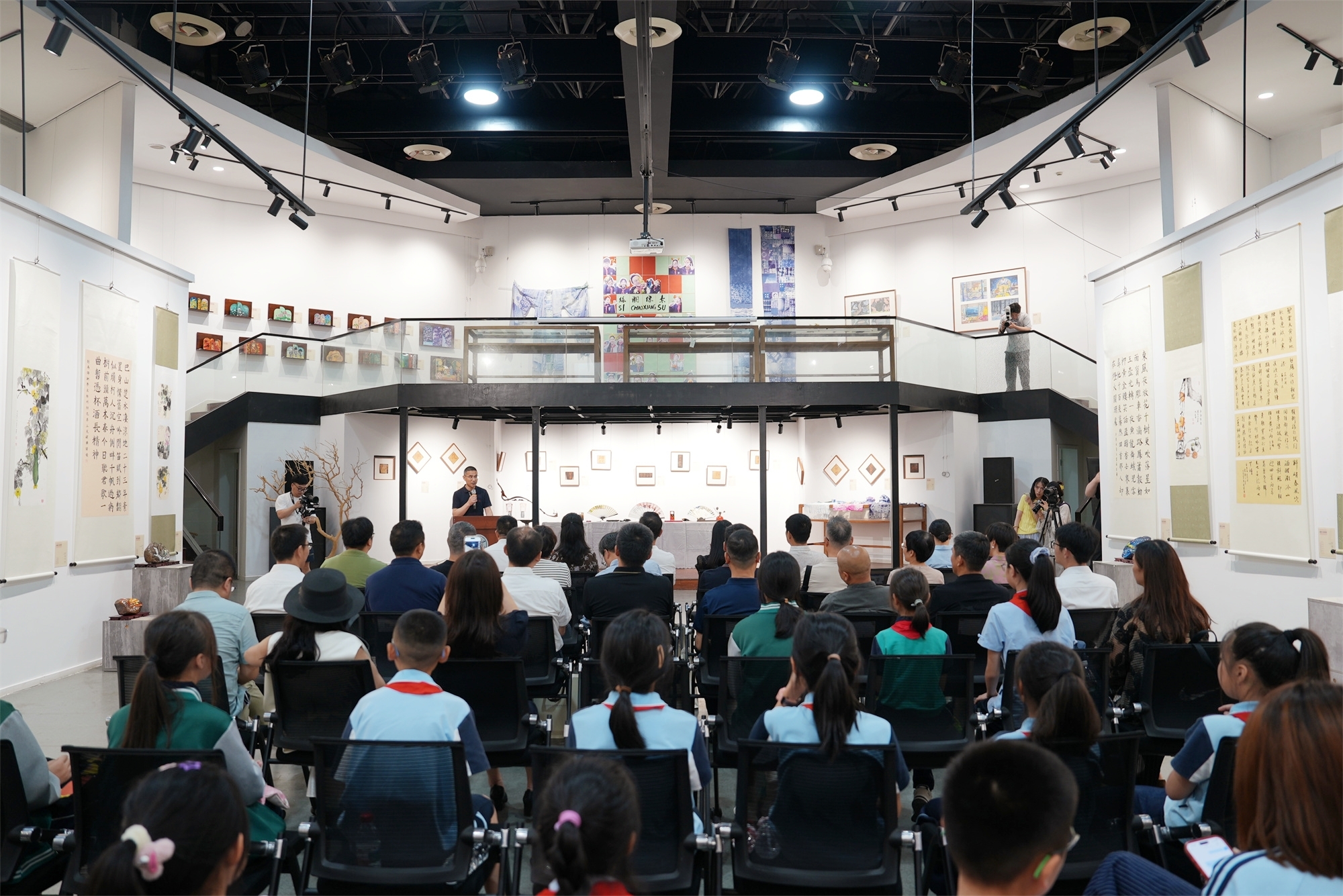 让北仑美育的种子枝繁叶茂——“潮涌东方·艺润港城”美育公益展浙大启幕