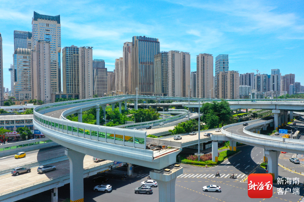 从龙昆南路衔接海秀快速路的匝道“断头”处悬在空中。记者 汪承贤 摄
