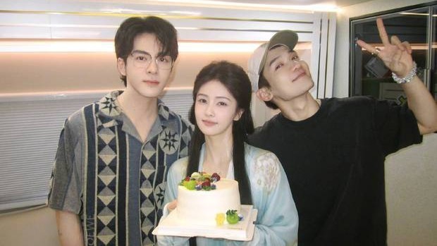 《临江仙》剧组售后太甜！曾舜晞梁永棋探班白鹿，三人同框笑容超治封面图