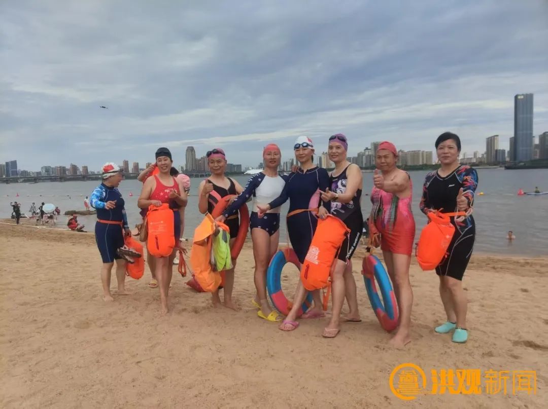 赣江“两滩七湾”天然泳场正式开放 南昌市民：像在海边度假