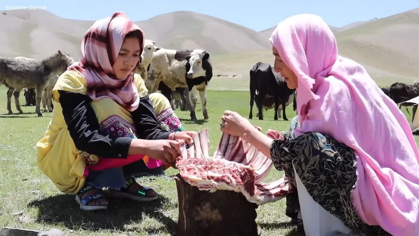草原上最不缺的就是羊肉牛排，看看游牧民族的生活，伙食是真的好