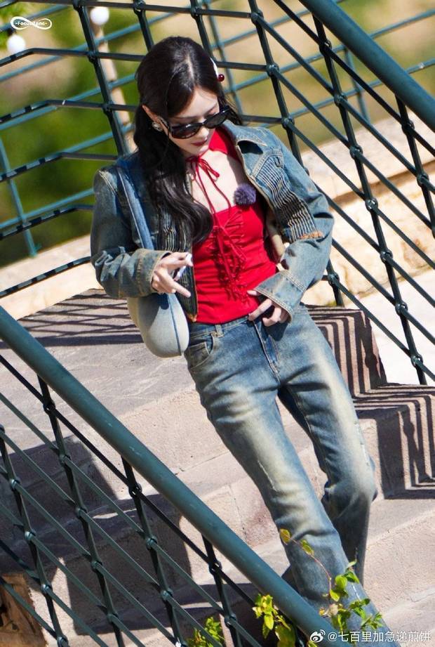 李一桐牛仔套装搭红内搭太绝！墨镜加持演绎又飒又辣 - 小轻秀场