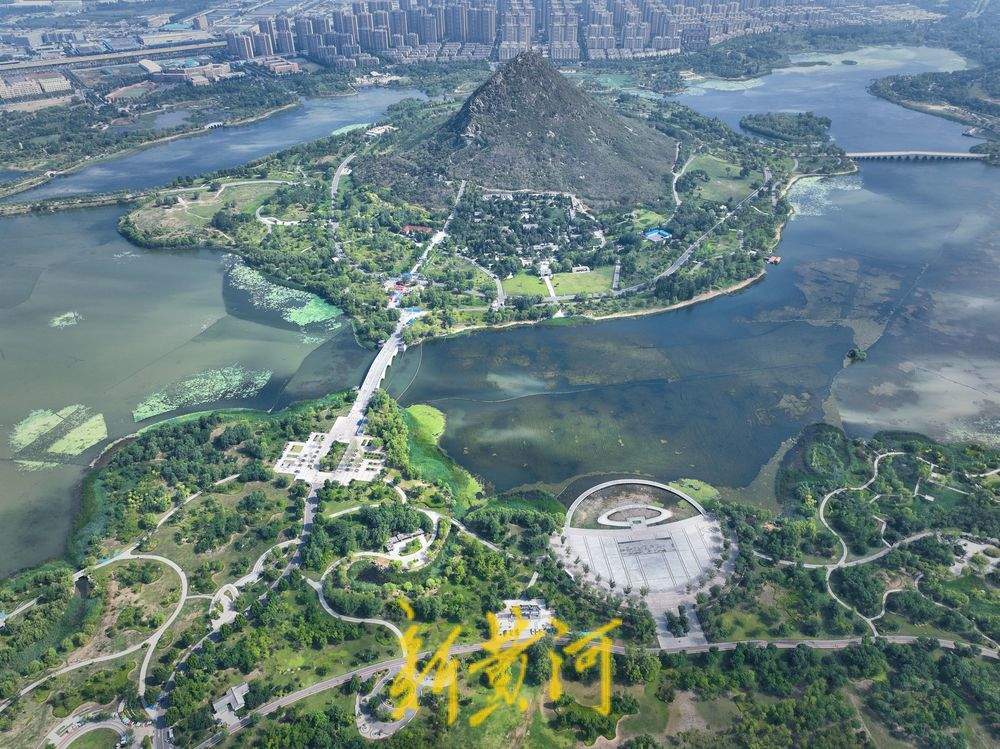 雨后华山湖云雾缭绕 翠柳点缀