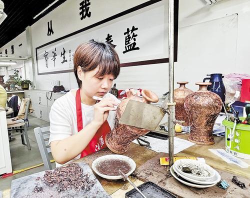 6月16日，在大厂回族自治县京东工艺品有限公司，工人在制作景泰蓝。 本报记者 霍相博摄