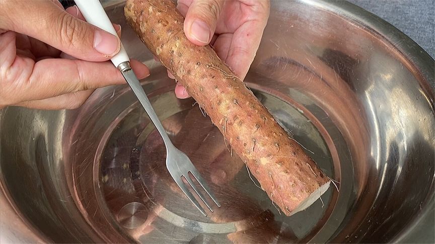 今天才发现，山药去皮用一个叉子就能搞定，简单快速，不痒手