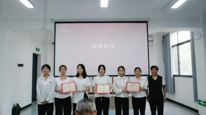 李海红给三等奖小组颁奖