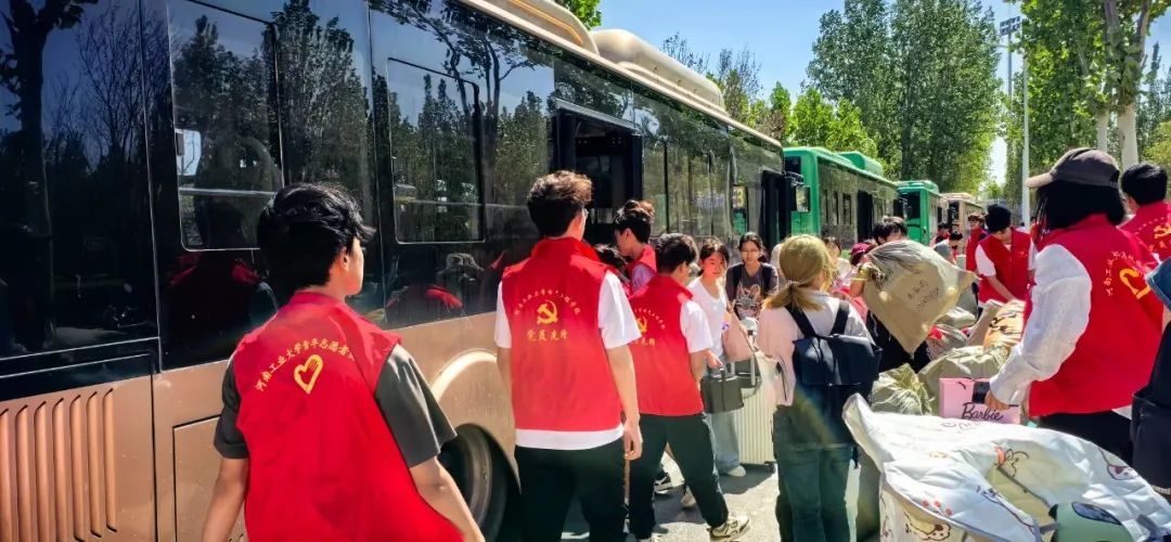 △搬迁车辆抵达莲花街校区