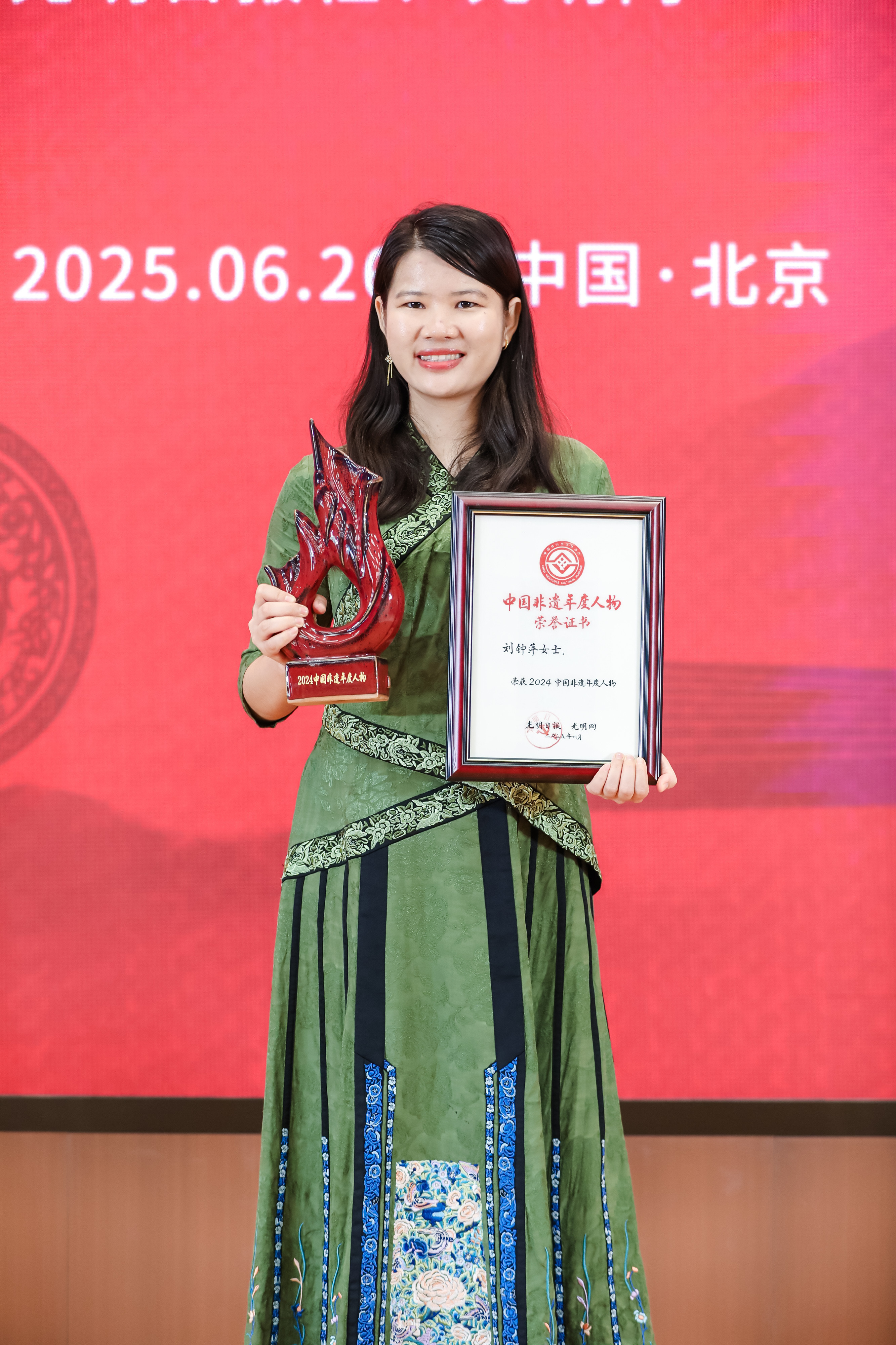 佛山年画“女侠”刘钟萍入选2024“中国非遗年度人物”。