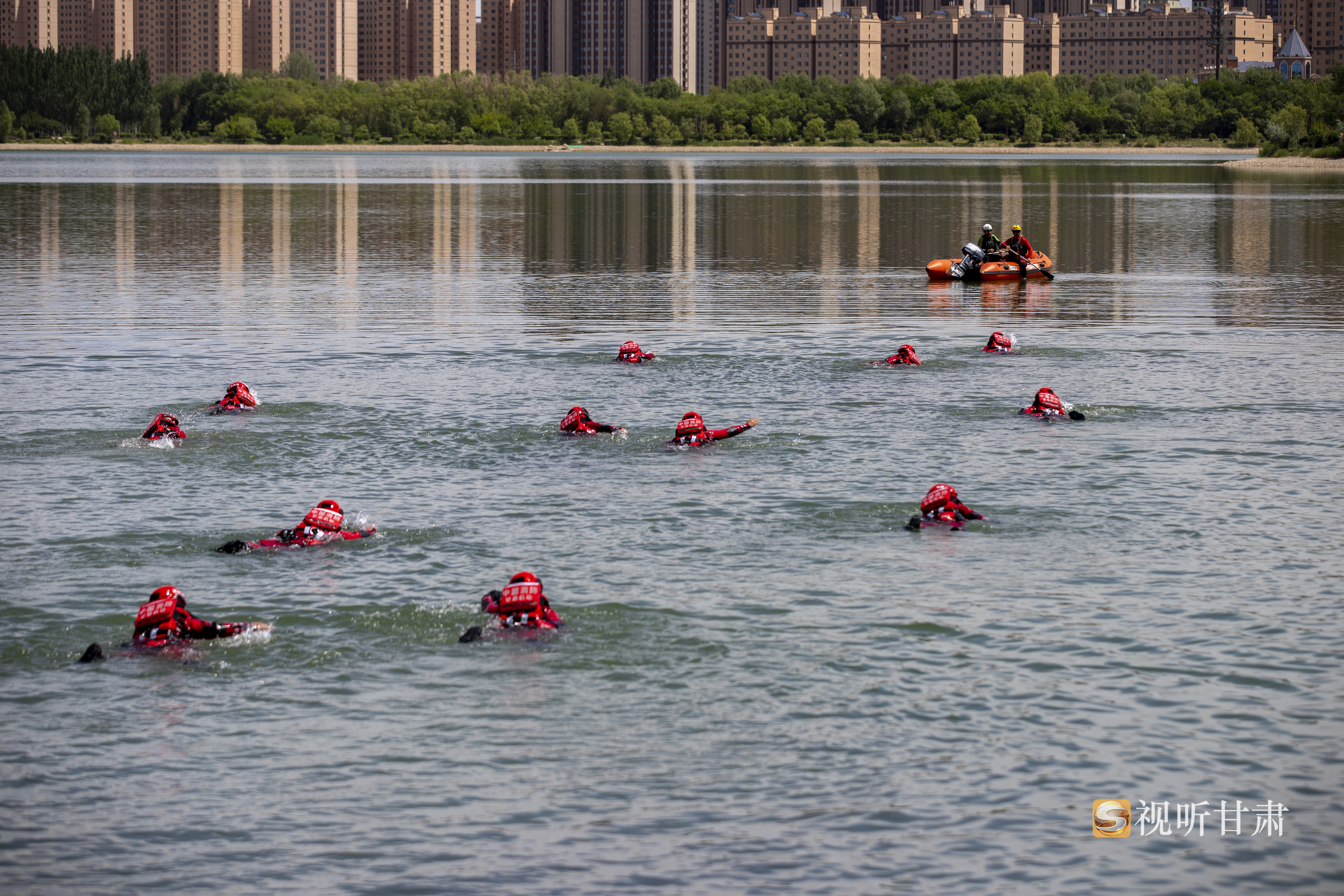 消防救援人员进行急流泳姿训练
