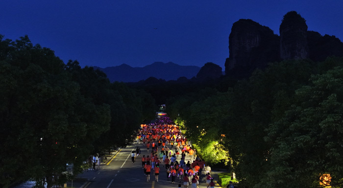 2025年“龙虎天下绝”龙虎山荧光夜跑举行 解锁山水夜游新体验