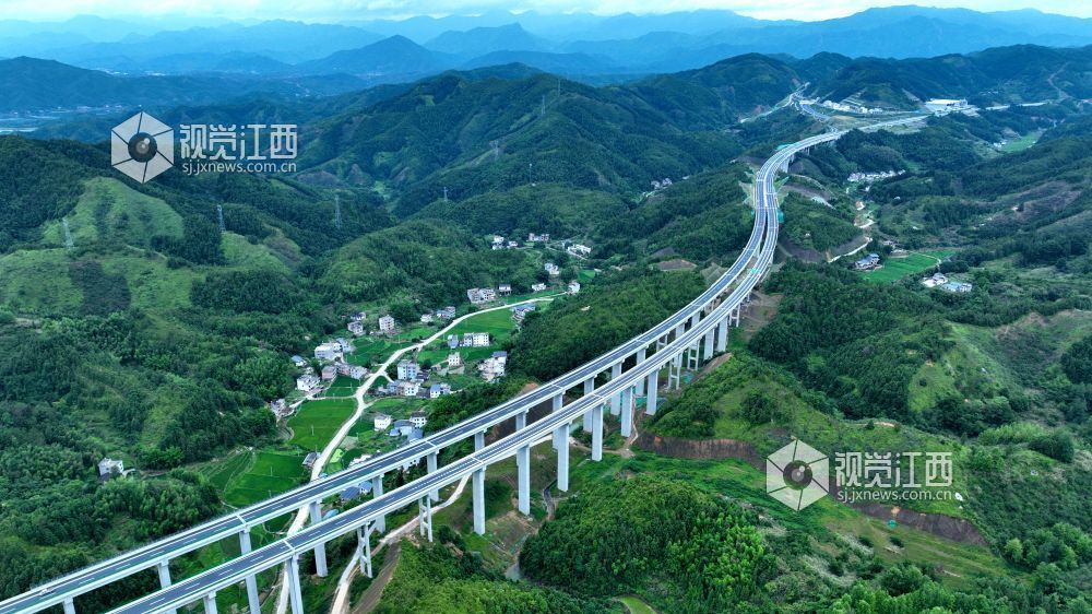 2025年6月23日，江西交投集团投资建设的遂川至大余高速公路各项建设进入收尾冲刺。
