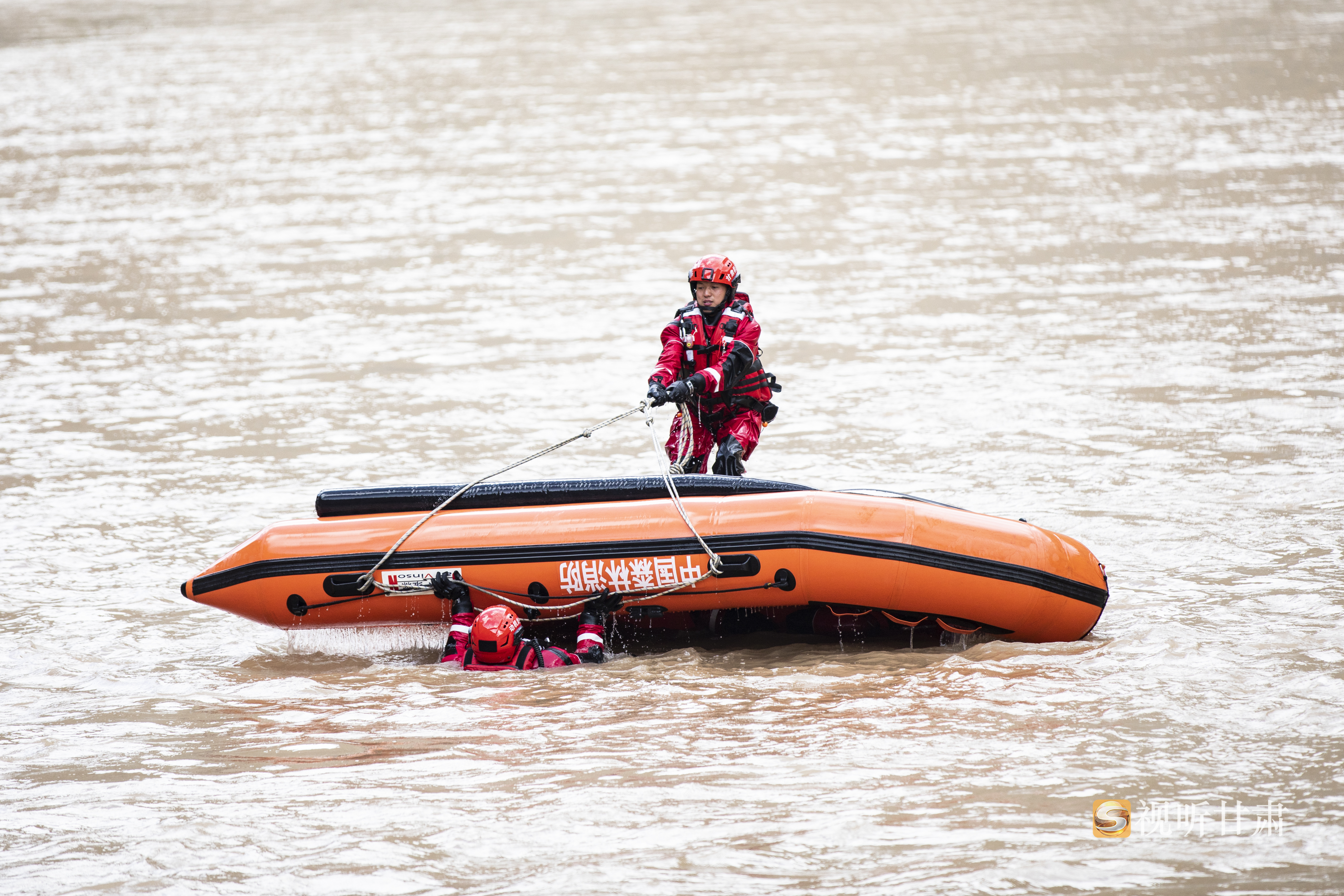 消防救援人员进行翻舟自救训练