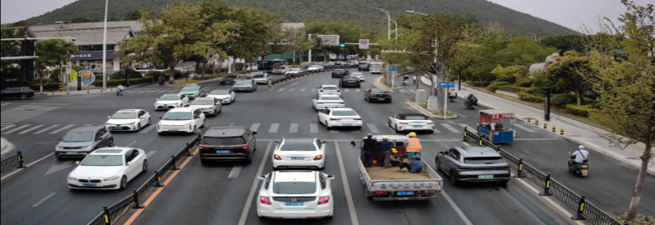 “好心”拉工友们搭便车 徐州云龙交警：货车车斗载人违法