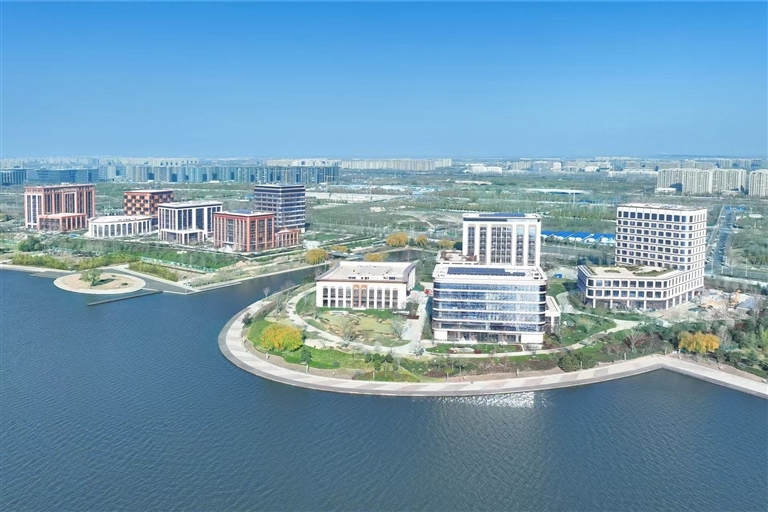 位于郑东新区北龙湖“龙背”之上的超聚变总部基地甫一亮相,即成为河南产业新地标。