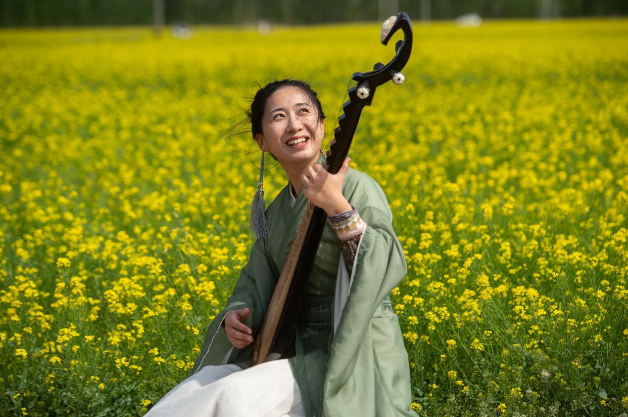 武垣城遗址附近油菜花田吸引游人打卡。傅新春 摄