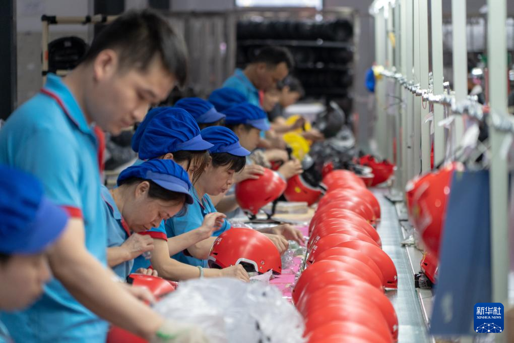 工人在溢联科技有限公司生产车间生产电动车头盔（6月17日摄）。 新华社记者 郭杰文 摄