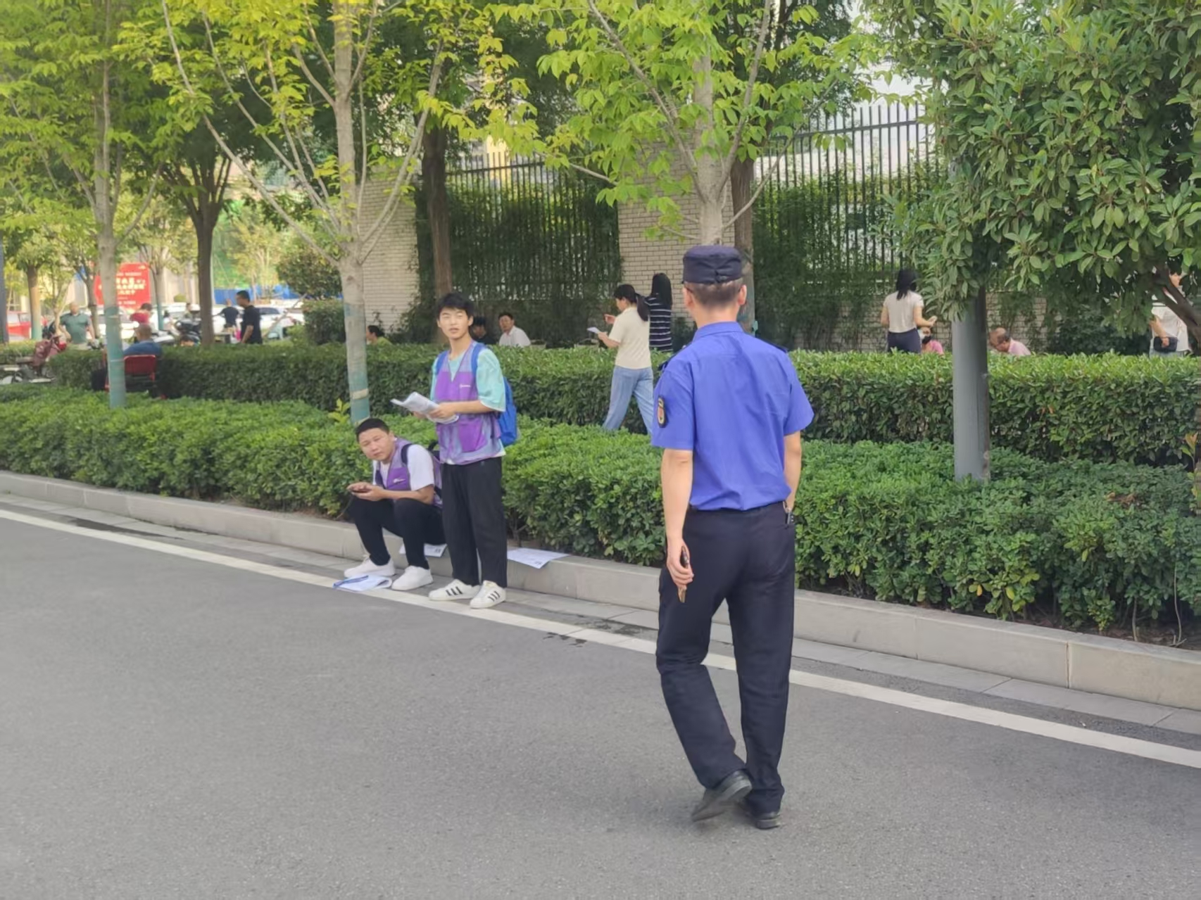 少年提笔追梦 城管贴心护航