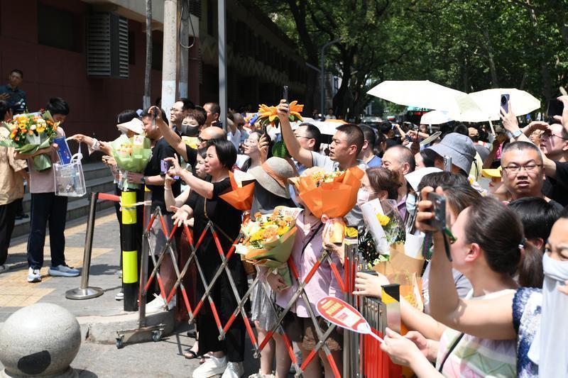在西安市第八十二中学考点，家长等待考生下考。记者 郝钟毓 实习生 郝雨辰一摄