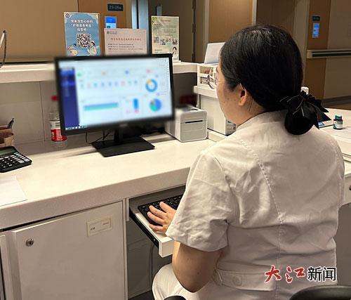 护理人员使用智能监测系统。