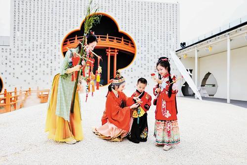 6月2日，游客在只有红楼梦·戏剧幻城游玩。本组图片由本报记者刘杰摄
