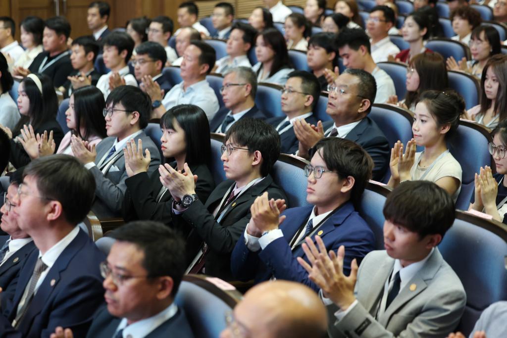 6月26日，台湾青年等在两岸共同弘扬中华文化活动上。新华社记者　陈斌　摄