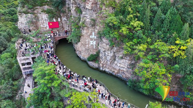 图为红旗渠风景区青年洞景点游客络绎不绝。 何青 摄