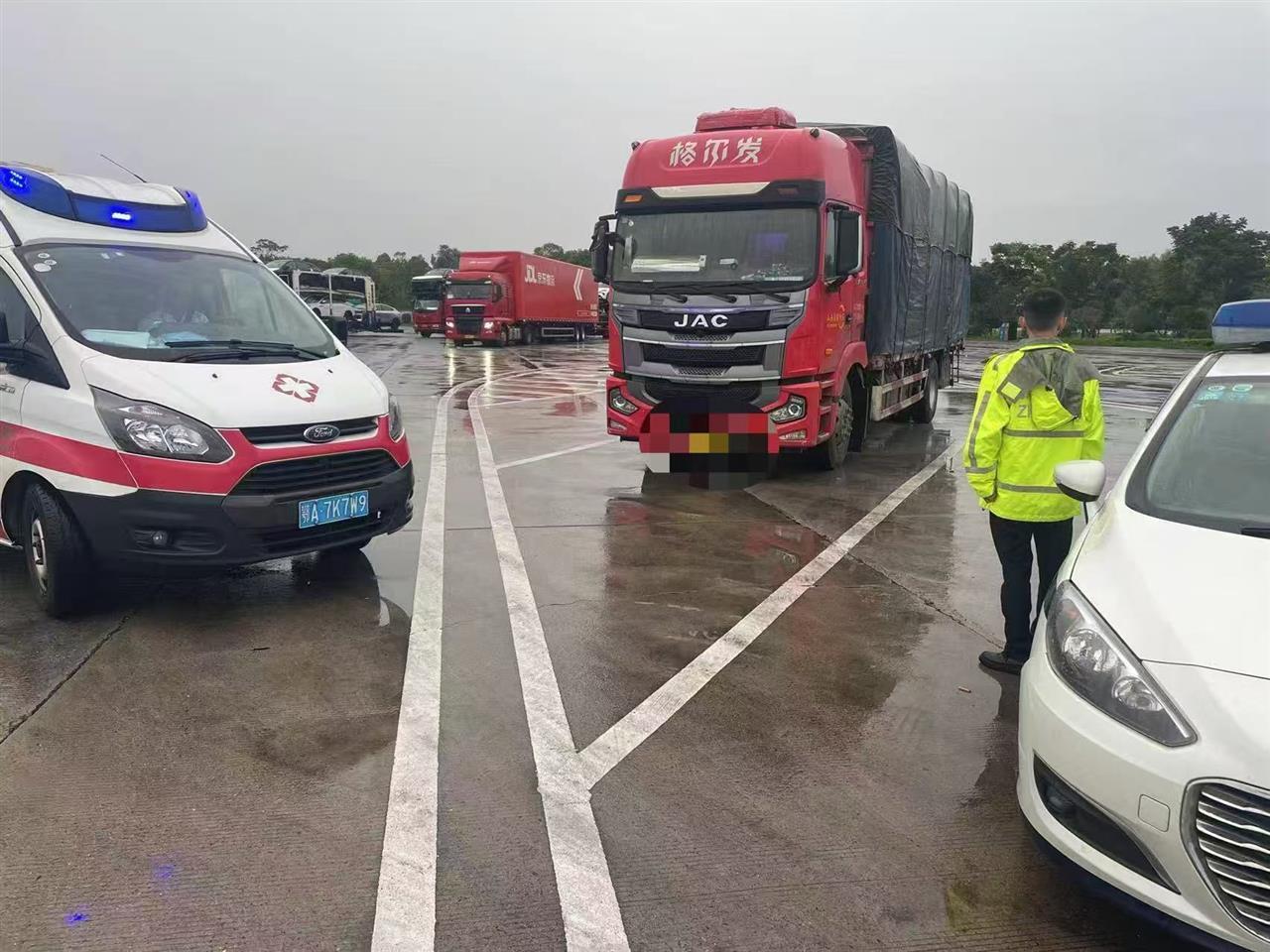 货车司机突然半侧身体麻木 武汉高速交警紧急救助，湖北交警