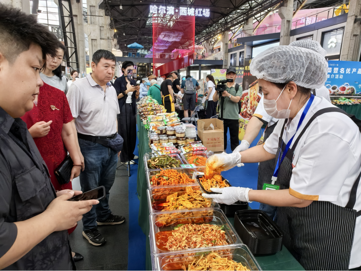鸡西冷面辣菜暨名优产品哈尔滨推介会在西城红场举行 百余种特色好物亮相冰城