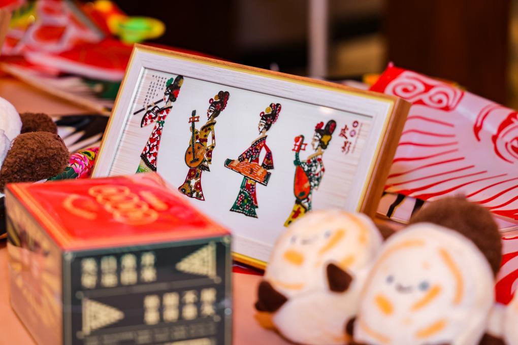 “新华·长安之夜”文化交流活动现场的丝路文化市集上,非遗展品受到关注。