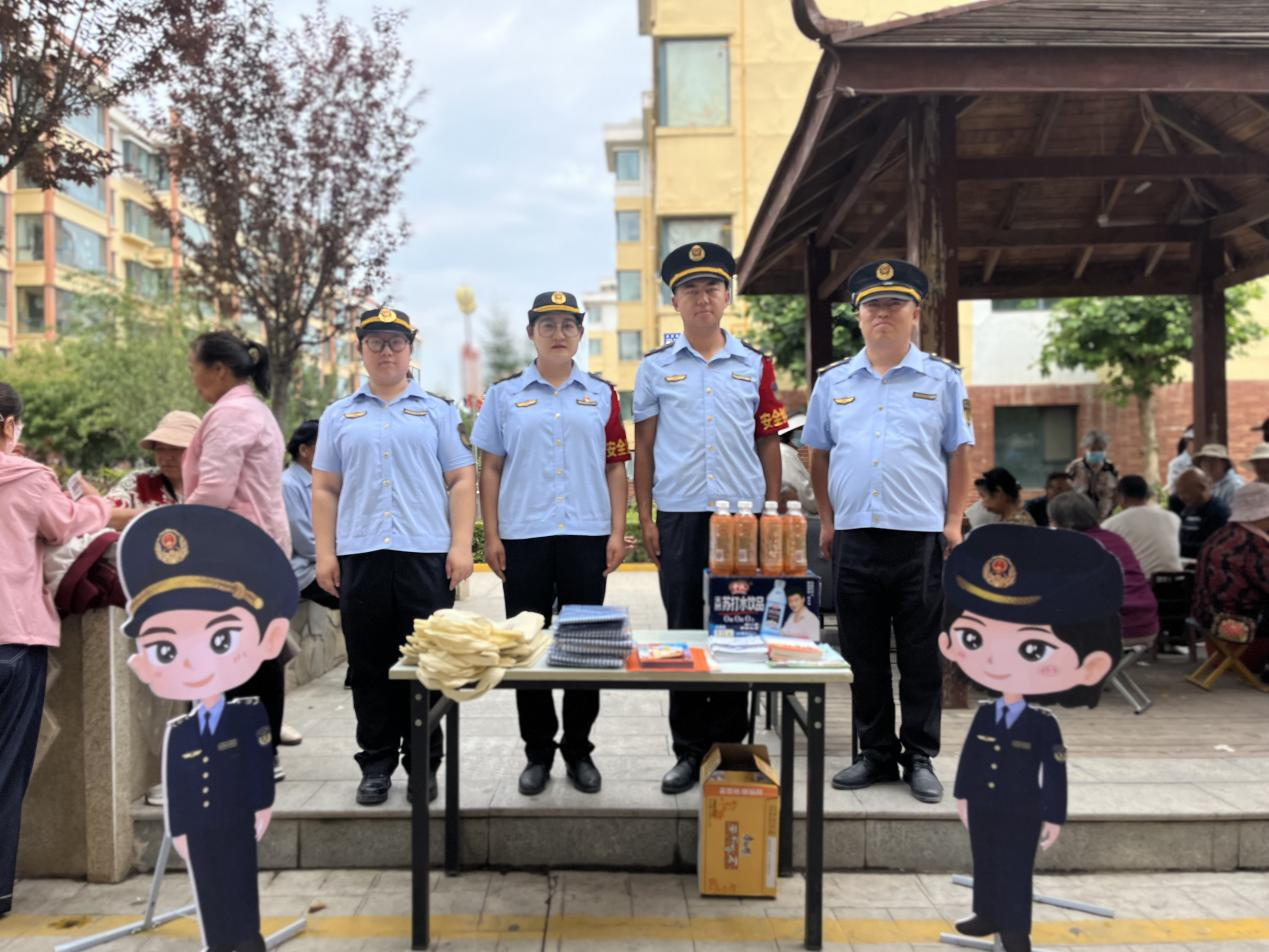 华亭“红袖章”进社区　筑牢安全宣传防护网