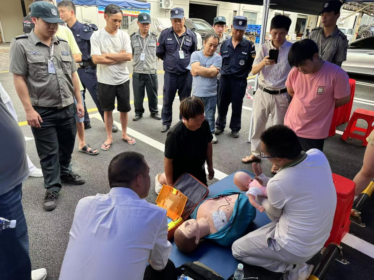 浓烟中的生命课堂：西乡街道南昌社区开展沉浸式消防应急演练