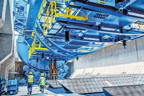 6月17日，在唐山港煤炭储运配套翻车机房项目建设现场，工人进行翻车机设备安装。 本报记者赵杰摄