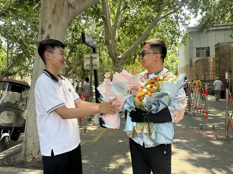 学生为老师送上鲜花，感谢师恩。首席记者 程静摄