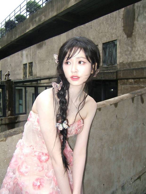 杨肸子头扎马尾辫。