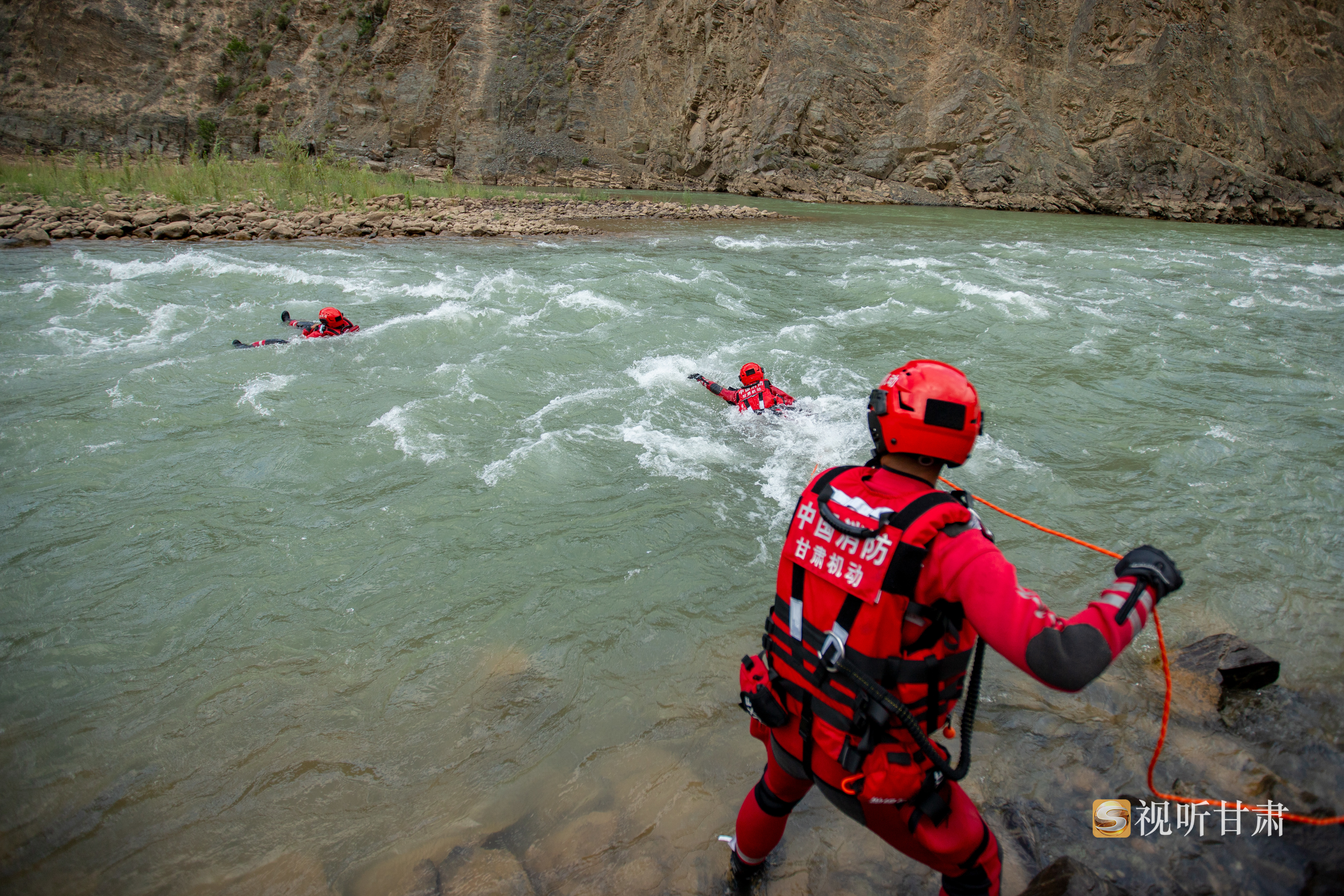 消防救援人员开展活饵救援训练