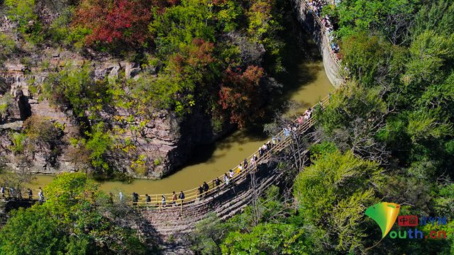图为游客验着红旗渠渠岸行走感受壮美风景。 何青 摄