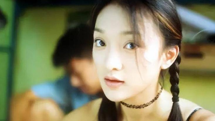 周迅18岁投身艺术，21年恋爱经历9段，前男友因她跳楼身亡封面图
