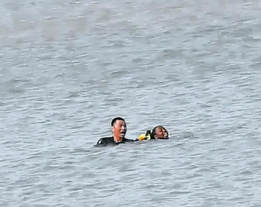 张军桥营救落水者。
