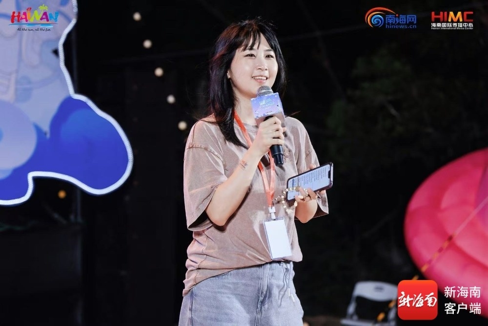 来自马来西亚的“海南旅游国际推荐官”刘佑秀现场演唱《日不落》。主办方供图