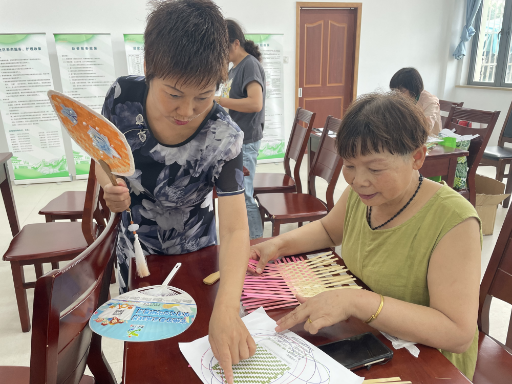 江北梅堰社区巧手“点废成扇”，非遗技艺焕发绿色生机
