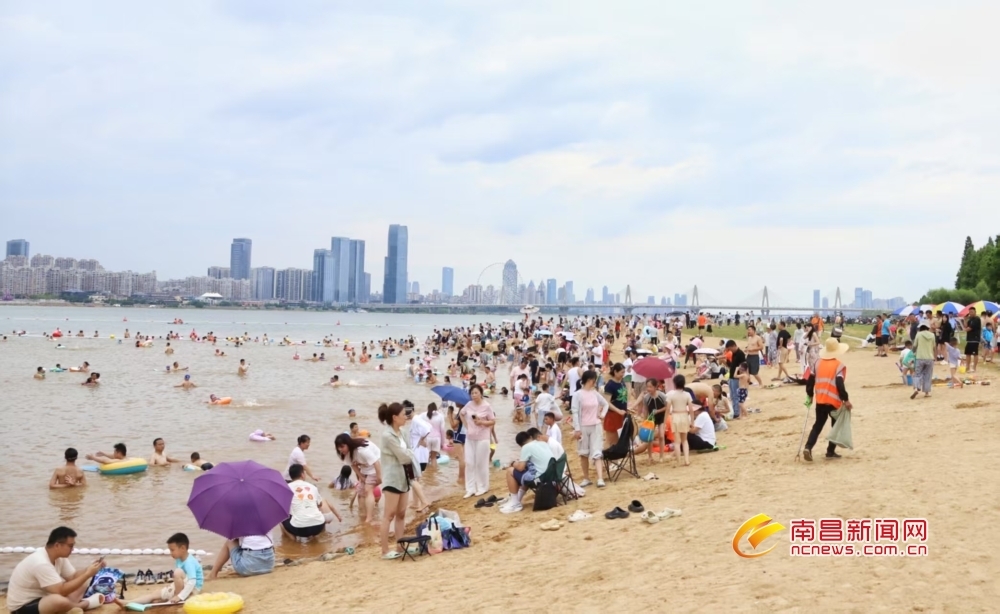 赣江“两滩七湾”天然泳场开放首个周末 市民乐享夏日清凉