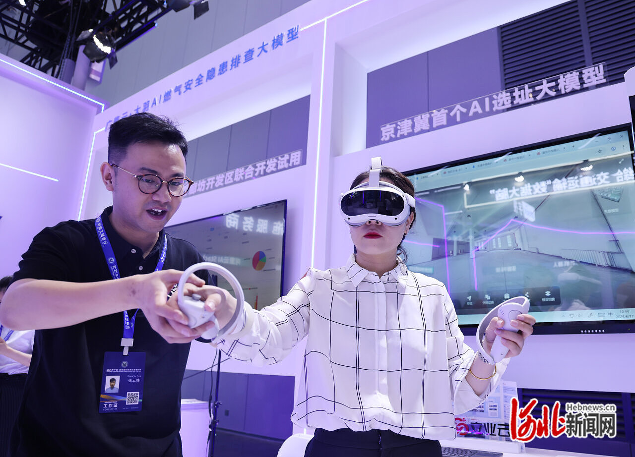 6月17日，在智慧物流技术与装备展区，观众使用VR眼镜沉浸式体验京津冀首个AI招商选址大模型“立业廊坊”。.jpg