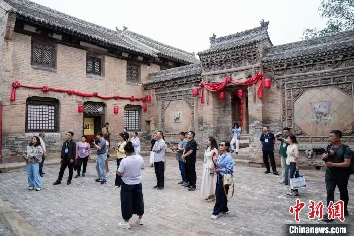 6月25日，山西晋城，来自英国、加拿大、意大利、德国等国家和地区的30余位海外华文媒体代表探访大阳古镇。当日，“晋城故事 世界聆听”2025海外华文媒体晋城行活动在山西省晋城市正式启动。中新社记者 武俊杰 摄