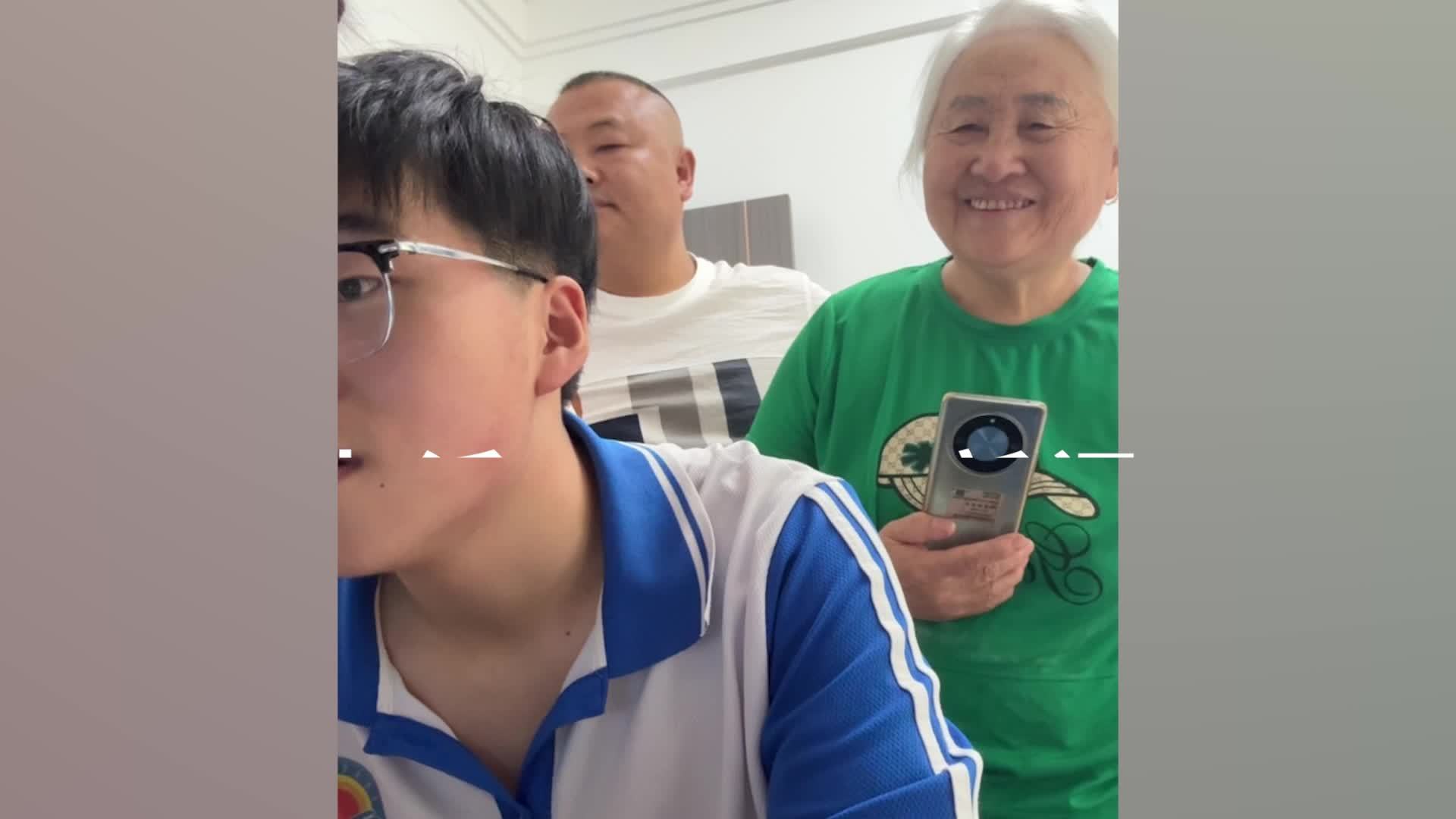 男生高考半个月提升100分与家人相拥而泣，当事人：从模考460多分到571分，激动得一晚没睡