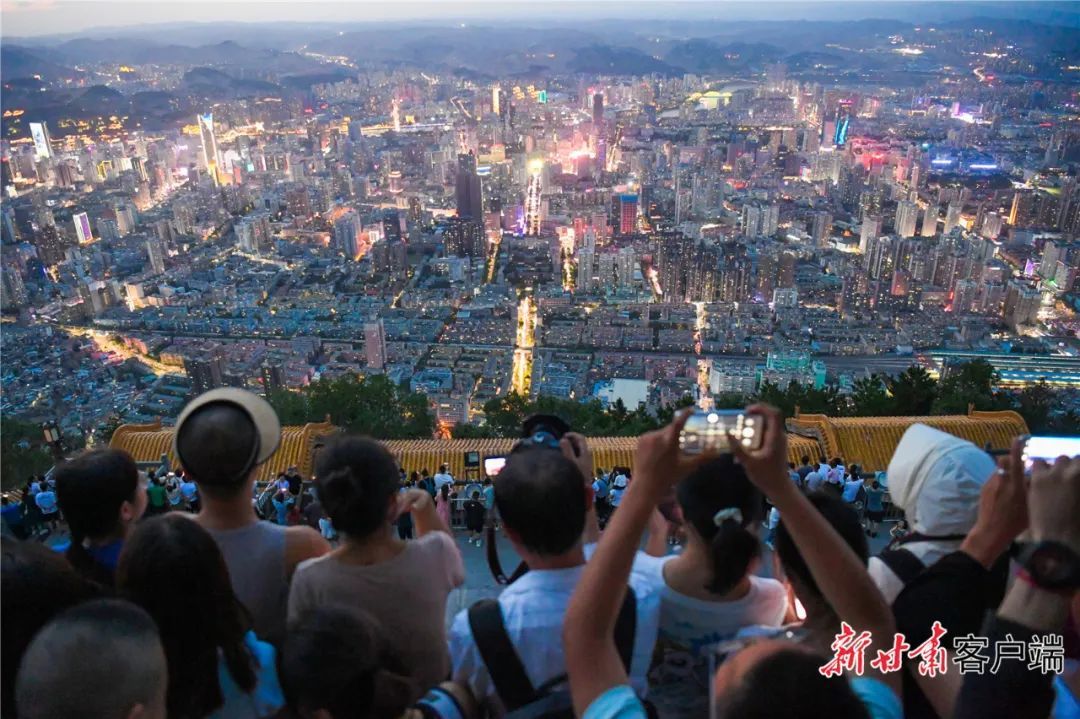 兰山三台阁观赏夜景的游客和市民络绎不绝 新甘肃·甘肃日报记者 丁凯