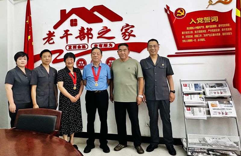 未央法院为老党员颁发“光荣在党50年”纪念章