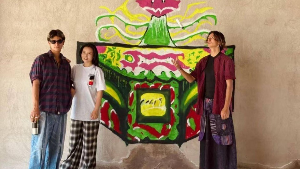 50岁龚琳娜庆祝小儿子生日，母子三人似姐弟，大儿子神似元彬封面图