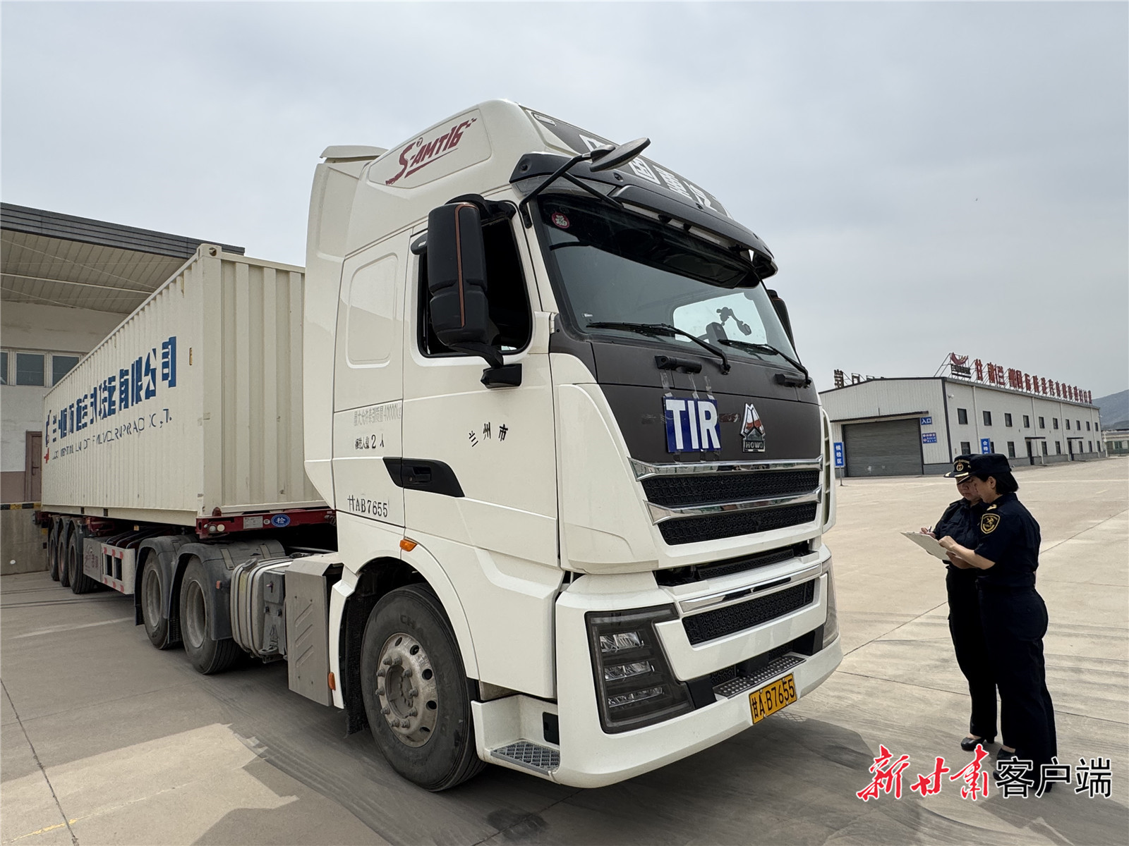 金城海关关员验放TIR运输车辆　兰州海关供图