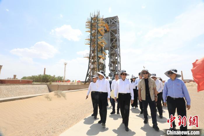 6月24日，中国国民党前主席马英九（右三）同中共中央台办、国务院台办主任宋涛（左二）参观酒泉卫星发射中心。尹赛楠　摄